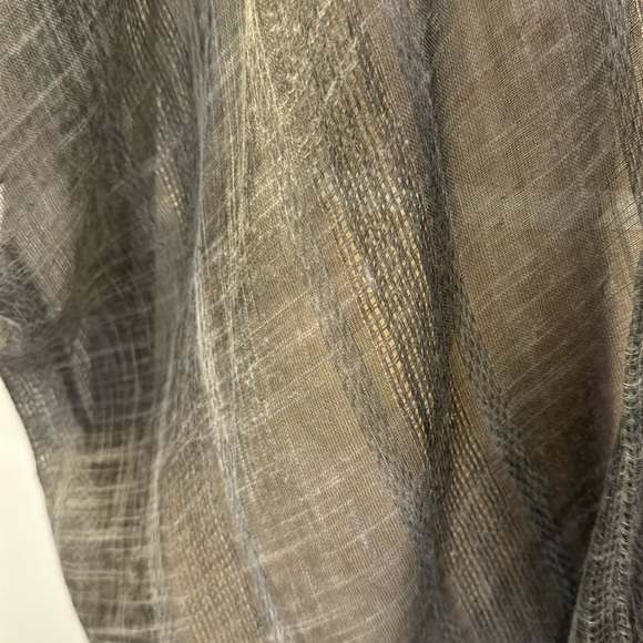 Gray shawl with fringe - Picture 3 of 6